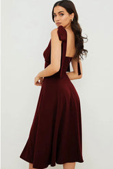 Robe mi-longue ajustée et évasée à bretelles nouées et fente haute - Vin foncé